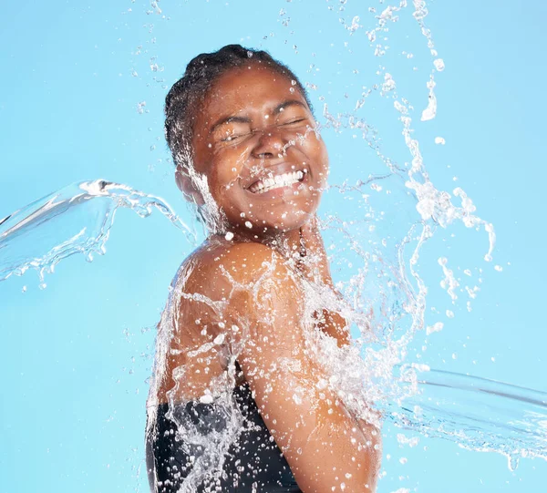 She Knows How Have Fun Beautiful Young Woman Being Splashed — Foto Stock