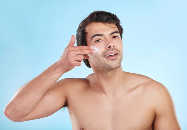 Deeply Nourishes Restores Skin Young Man Applying Moisturiser His Face — Stockfoto