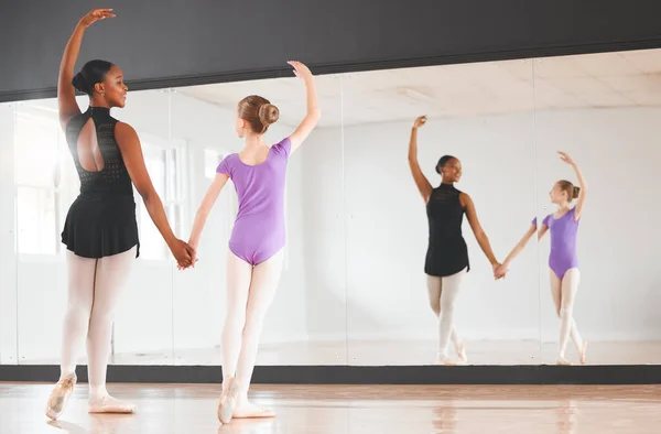 Poprawiając Jej Formę Mała Dziewczynka Ćwicząca Balet Swoim Nauczycielem Studiu — Zdjęcie stockowe