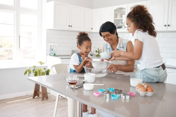 Pour Slowly Fine Mixture Mature Woman Baking Her Granddaughters — Foto Stock