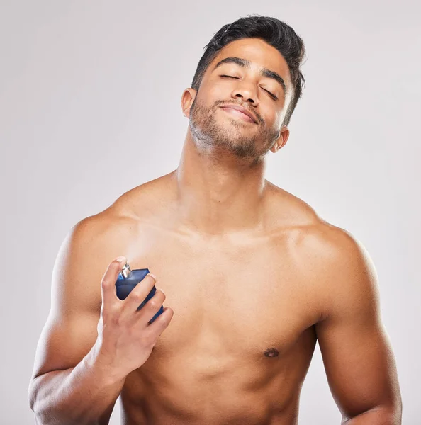 Nothing Better Smelling Good Young Man Applying Deodorant Grey Background — Fotografia de Stock