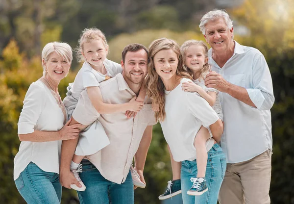 Portrait Smiling Multi Generation Caucasian Family Standing Close Together Garden — ストック写真