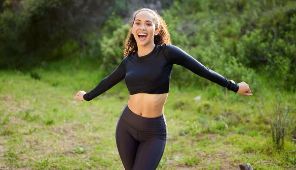 Kutlamak Için Bir Çağrı Genç Bir Kadın Dışarıda Sabah Koşusu — Stok fotoğraf