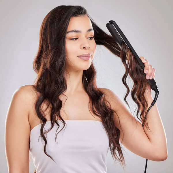 Curly Straight Studio Shot Beautiful Young Woman Using Straightener Her — 图库照片