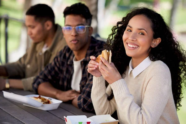 Girls Gotta Eat Group Students Having Quick Bite While Studying — Fotografia de Stock