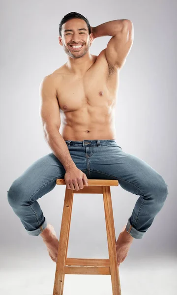 Happy Body Studio Shot Handsome Young Man Showing His Muscular — Stockfoto