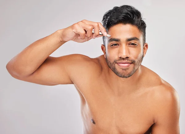 Getting Perfect Shape Young Man Plucking His Eyebrows Grey Background — Fotografia de Stock