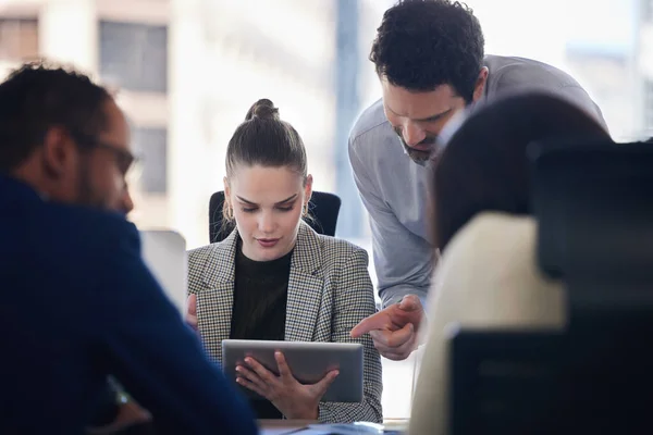 Arbeiten Etwas Großem Eine Gruppe Von Geschäftsleuten Bei Einem Arbeitstreffen — Stockfoto