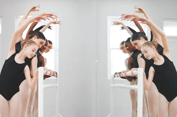 Ballet Een Fascinerende Kunstvorm Een Groep Balletdansers Leunend Tegen Een — Stockfoto