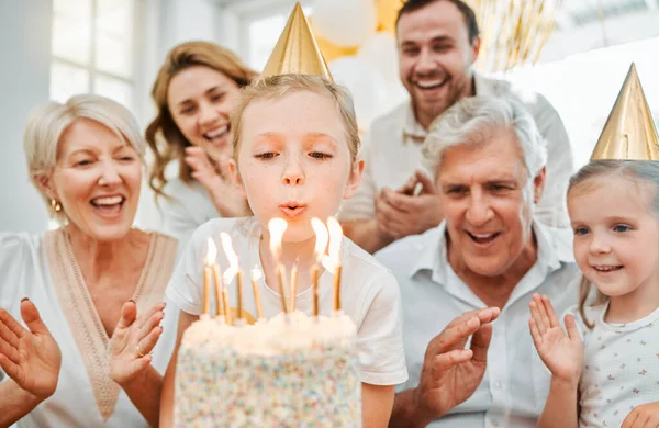 Komu Życzenie Skoro Masz Wszystko Czego Potrzebujesz Szczęśliwa Rodzina Świętująca — Zdjęcie stockowe