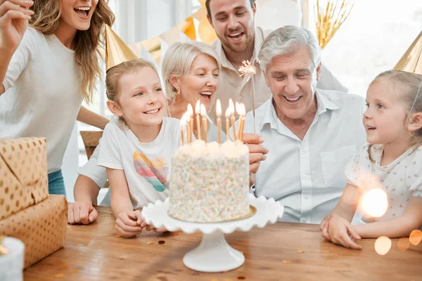 Świece Teraz Wiele Fajniejsze Szczęśliwa Rodzina Świętująca Urodziny Domu — Zdjęcie stockowe