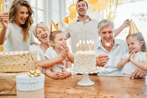Hip Hip Hooray Jego Dziadkowie Urodziny Szczęśliwa Rodzina Świętująca Urodziny — Zdjęcie stockowe