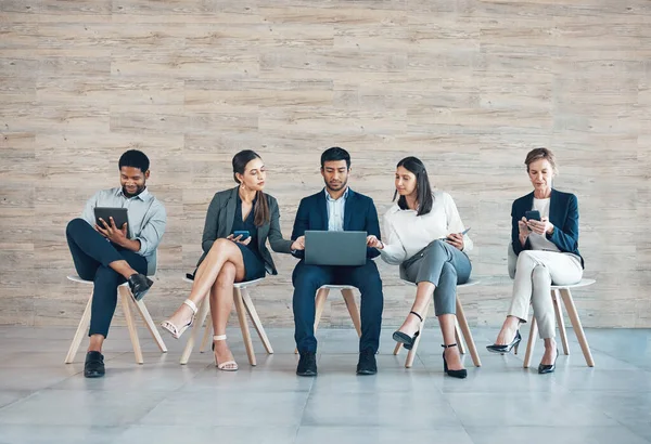 Full Length Shot Diverse Group Businesspeople Sitting Row Using Technology — Foto Stock