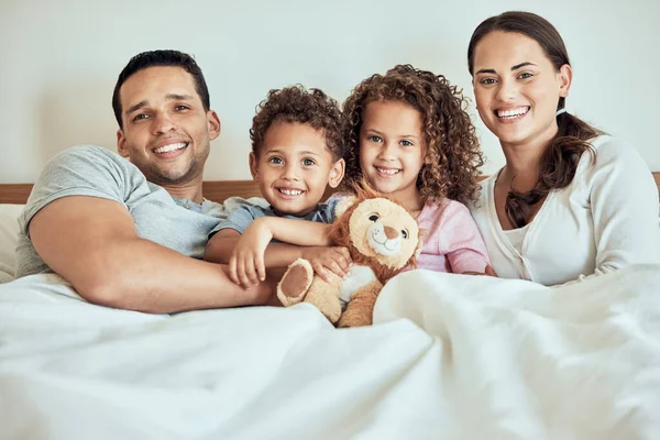 Portrait Happy Family Bed Smiling Hispanic Family Resting Bed Parents — ストック写真