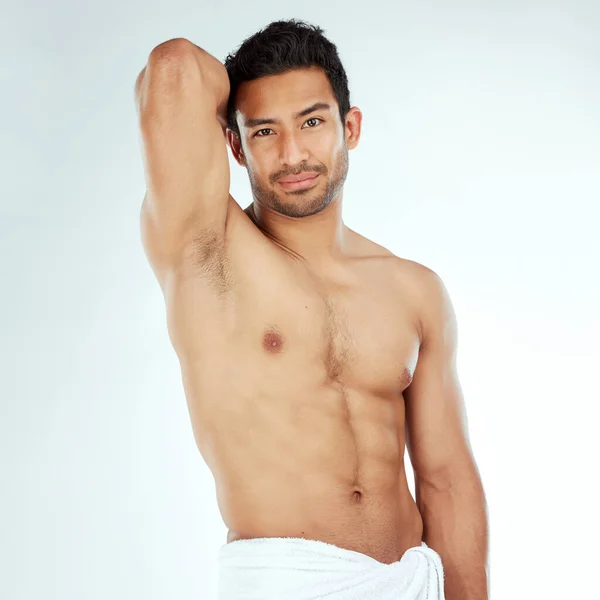 Handsome Young Man Posing Towel Studio Background — Photo