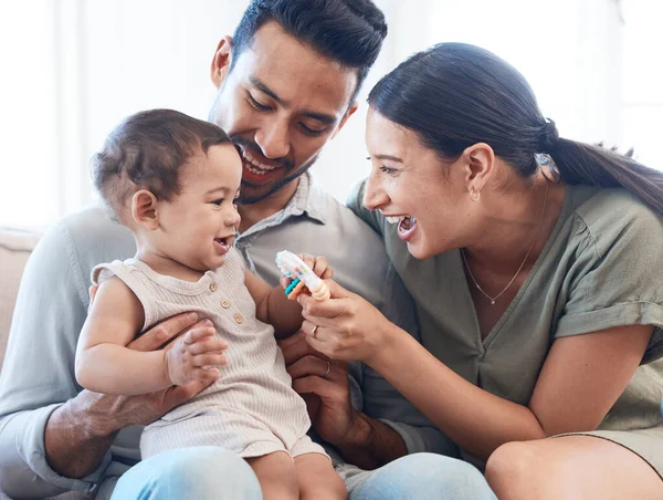 Een Jong Paar Bonding Met Hun Baby Meisje Een Bank — Stockfoto