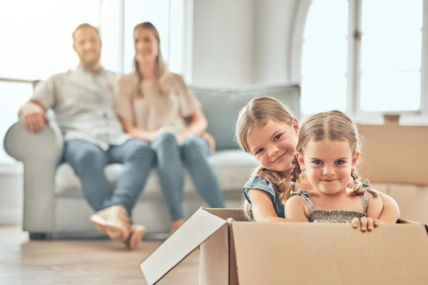 Two Cute Little Girls Kids Playing Cardboard Boxes New Apartment — Foto Stock