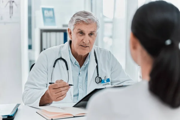 Any Other Symptoms Need Know Mature Doctor Sitting His Patient — Foto Stock