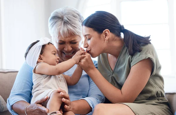 Mature Woman Bonding Her Daughter Granddaughter Sofa — Φωτογραφία Αρχείου