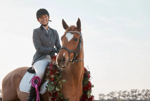Won Young Female Jockey Sitting Her Wreath Wearing Horse Winning — 图库照片