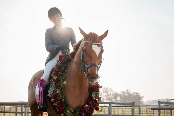Winners Circle Young Female Jockey Sitting Her Wreath Wearing Horse — 图库照片