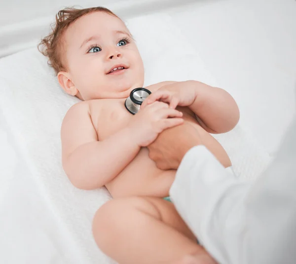 Thats Cold Paediatrician Examining Baby Clinic — Stockfoto
