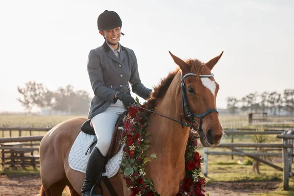 Finishing First Young Female Jockey Sitting Her Wreath Wearing Horse — 图库照片