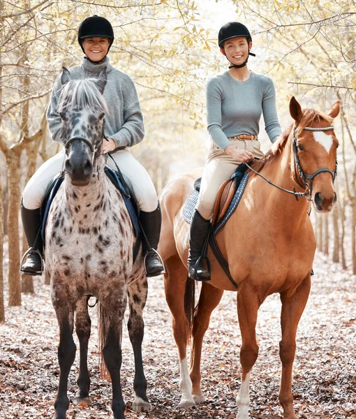 Better Place Two Attractive Young Women Horse Riding Farm — Stok fotoğraf