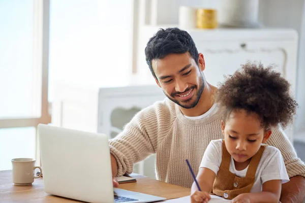 Vader Helpt Dochter Met Huiswerk Werkt Aan Een Laptop Dochter — Stockfoto