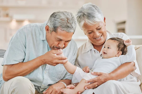 Lábujjfaló Nagyszülők Kötődés Unokájuk Egy Kanapén Otthon — Stock Fotó