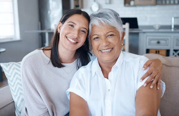 Young Woman Bonding Her Mother Sofa Home — Stockfoto