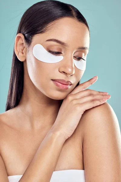Perfect Treatment Long Day Young Woman Using Eye Masks Studio — Φωτογραφία Αρχείου