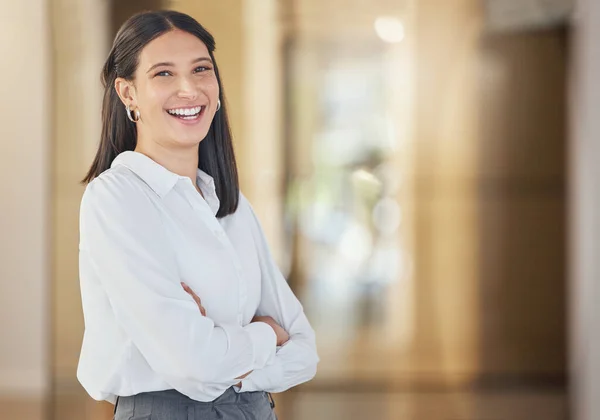 Portrait Confident Young Businesswoman Standing Her Arms Crossed Office — стоковое фото