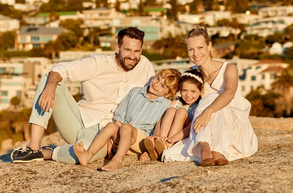 Portrait Happy Caucasian Family Watching Sunset Sitting Rock Together Cityscape — Stockfoto