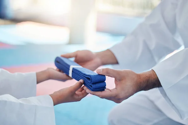 Een Karate Kampioen Wording Een Onherkenbare Man Overhandigt Zijn Jonge — Stockfoto