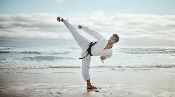 Kicking Gear Full Length Shot Handsome Young Male Martial Artist — ストック写真