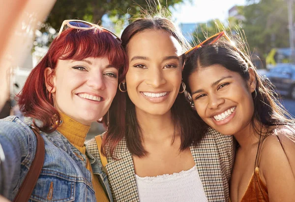 Gesneden Portret Van Drie Aantrekkelijke Jonge Vriendinnen Nemen Selfies Terwijl — Stockfoto