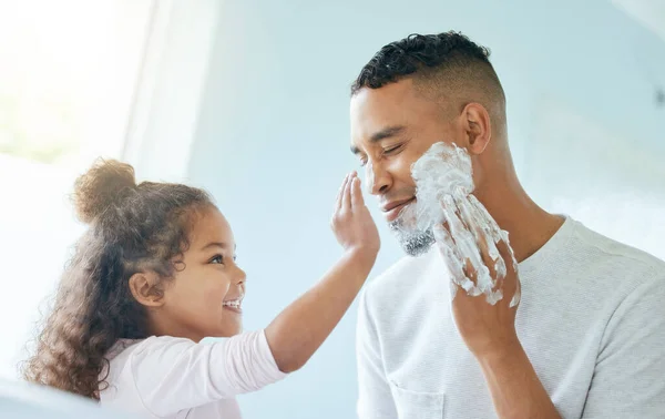 Let Help You Little Girl Her Father Playing Shaving Cream — Stockfoto