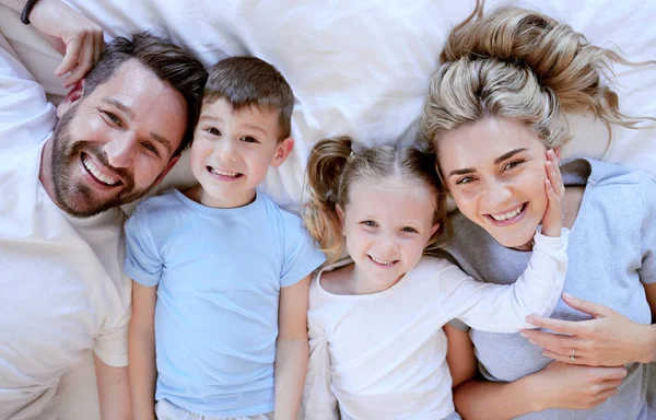 Portrait Happy Carefree Caucasian Family Pyjamas Lying Cosy Bed Home — Fotografia de Stock