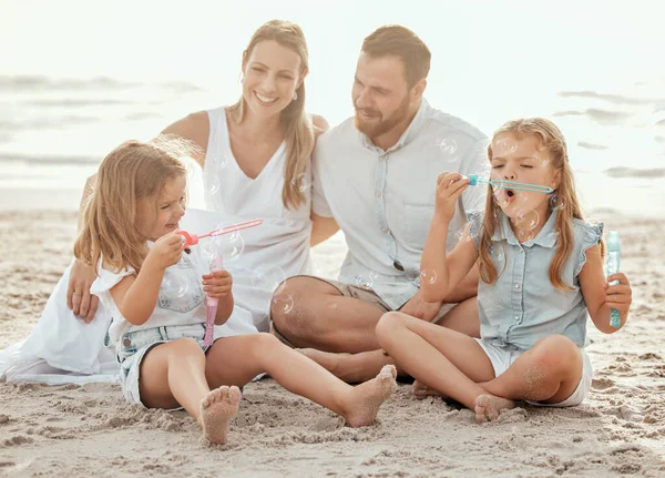 Cheerful Caucasian Family Having Fun Together Beach Cute Cheerful Little — ストック写真