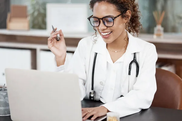 Doing Online Consult Attractive Young Female Doctor Working Her Desk — 스톡 사진