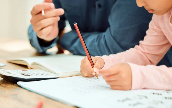 Ödev Yapma Zamanı Tanınmayan Küçük Bir Kız Babasının Yardımıyla Ödevini — Stok fotoğraf