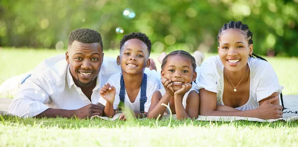 Couple Spending Time Outdoors Two Children — Stock Photo, Image