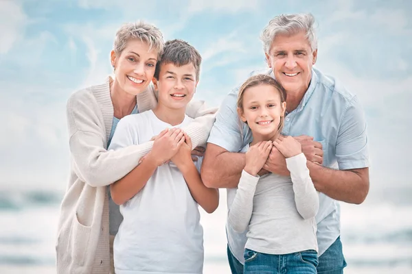 Schulferien Sind Unsere Zeit Ein Reifes Paar Mit Ihren Enkeln — Stockfoto