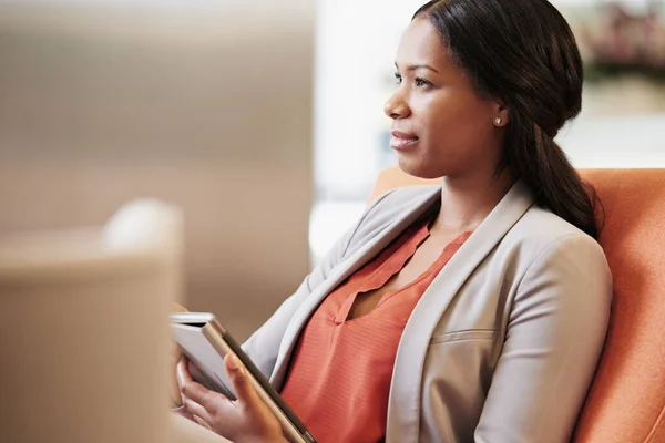 Wanita Bisnis Yang Menggunakan Tablet Digitalnya Saat Duduk Kantor — Stok Foto