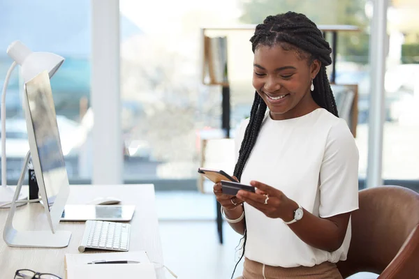 Getting All Best Deals Young Businesswoman Using Credit Card Phone — Φωτογραφία Αρχείου