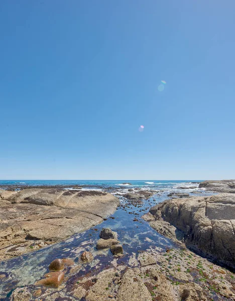 Copy Space Sea Clear Blue Sky Background Rocky Coast Camps — Stock Photo, Image