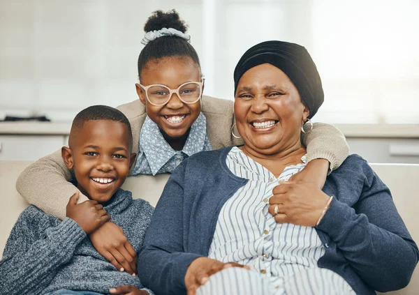 Theres Stronger Love Grandmas Grandmother Bonding Her Grandkids Sofa Home — Fotografia de Stock