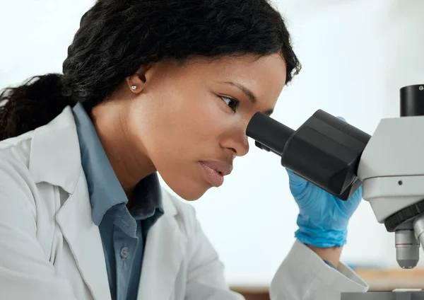 Shes Ready Work Young Woman Using Microscope Scientific Lab — ストック写真