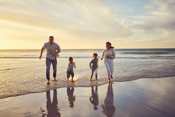 Family Holiday Running Beach Family Having Fun Ocean Sunset Happy — Stock fotografie